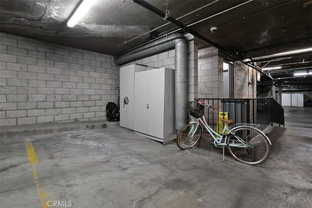 11911 Magnolia Boulevard 16, Valley Village, California 91607 home-pic-37