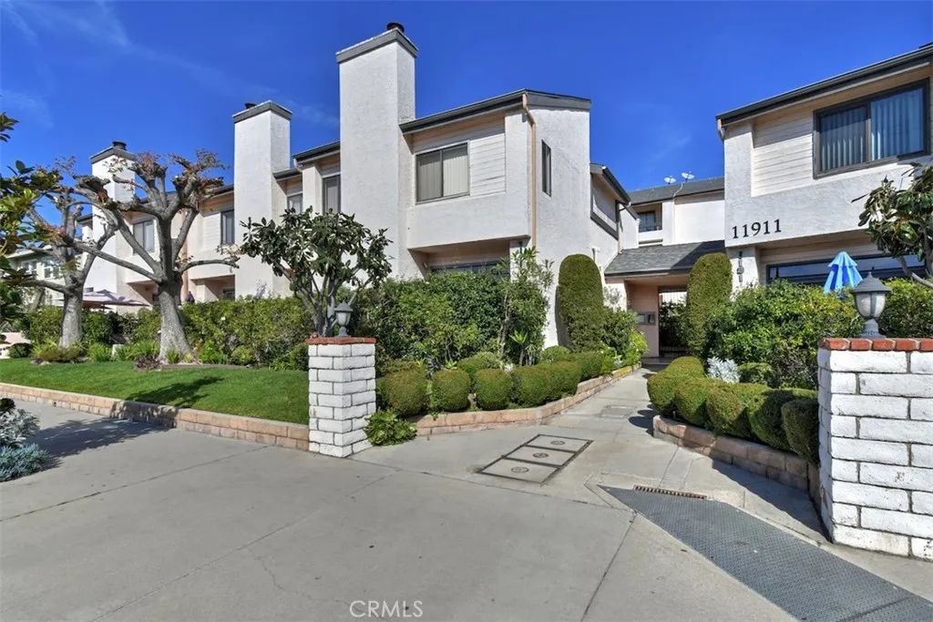 11911 Magnolia Boulevard 16, Valley Village, California 91607 home-pic-39