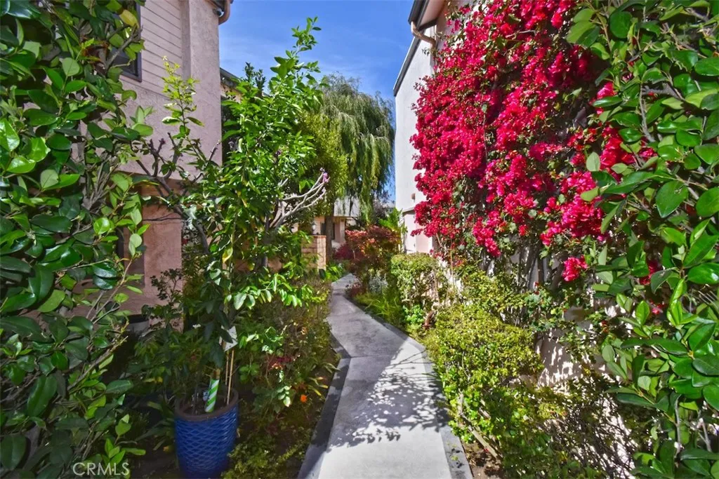 11911 Magnolia Boulevard 16, Valley Village, California 91607 home-pic-30
