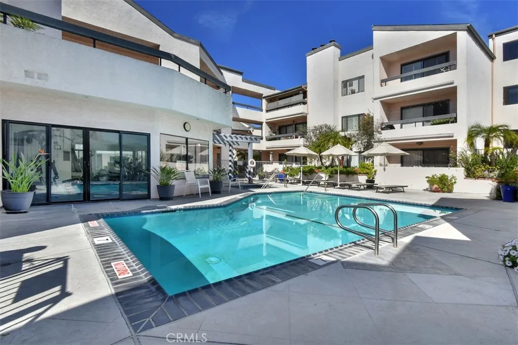 11911 Magnolia Boulevard 16, Valley Village, California 91607 home-pic-32