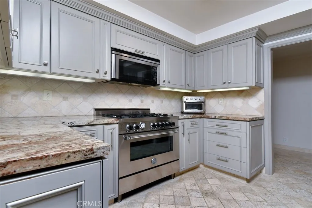 11911 Magnolia Boulevard 16, Valley Village, California 91607 home-pic-12