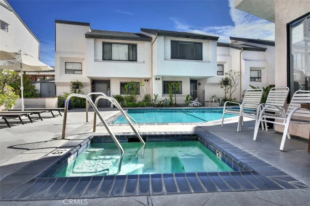 11911 Magnolia Boulevard 16, Valley Village, California 91607 home-pic-34