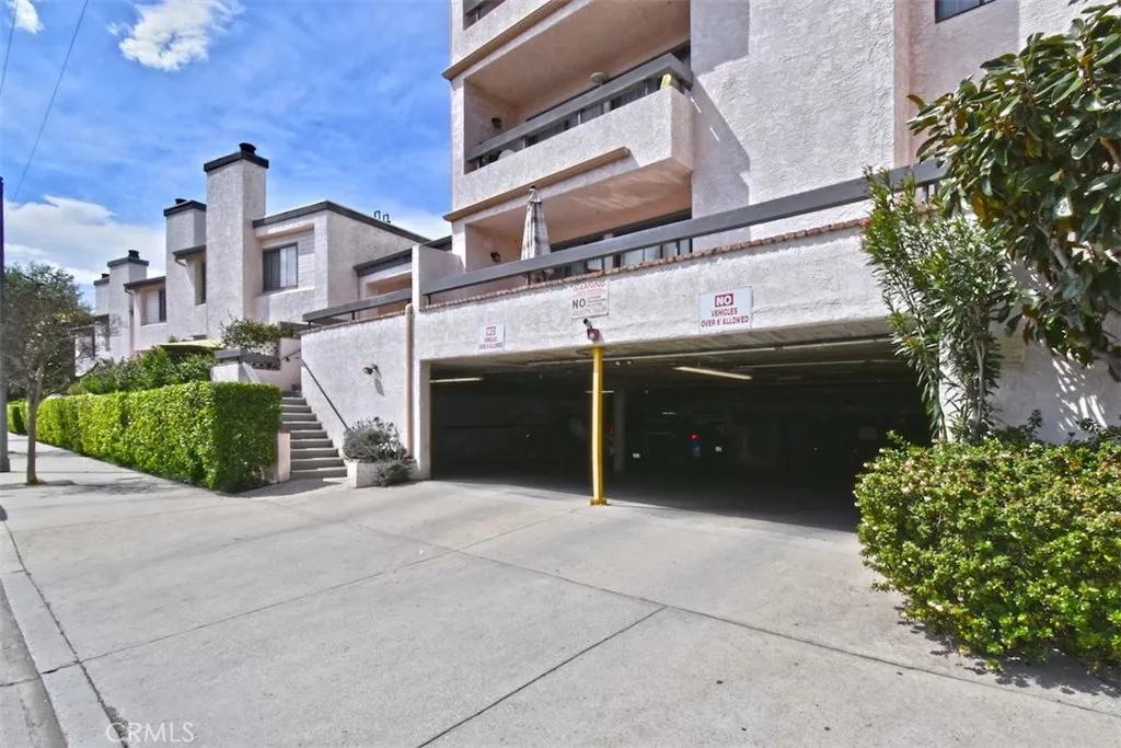 11911 Magnolia Boulevard 16, Valley Village, California 91607 home-pic-40