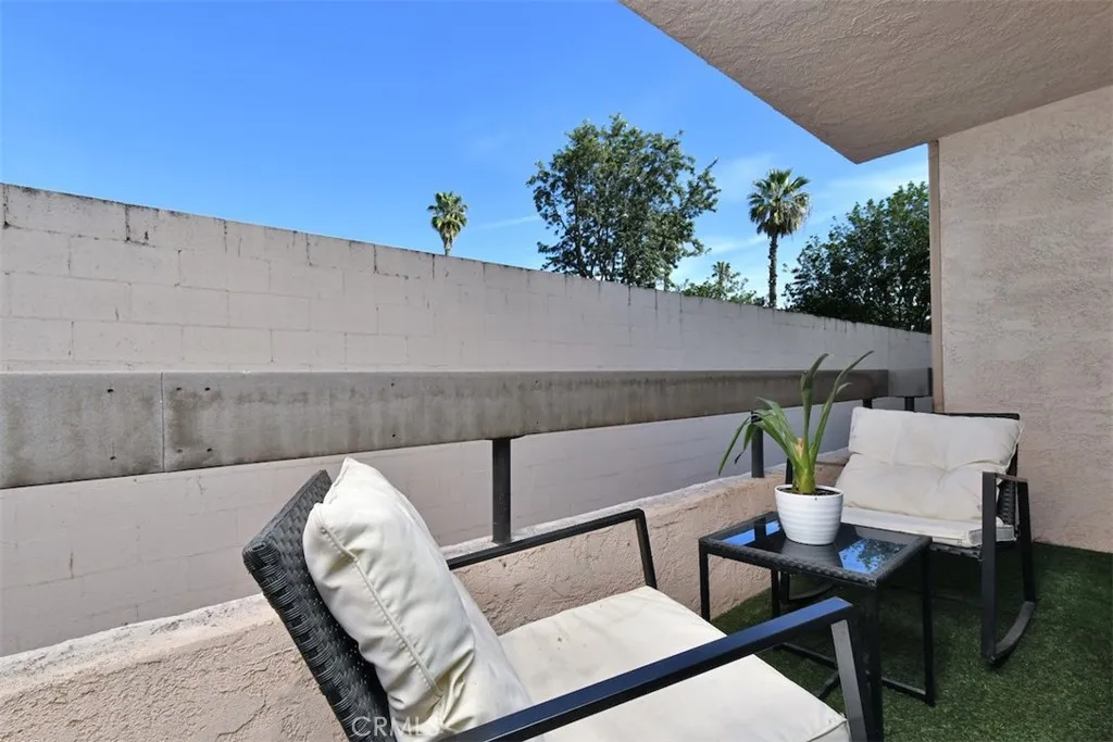 11911 Magnolia Boulevard 16, Valley Village, California 91607 home-pic-14