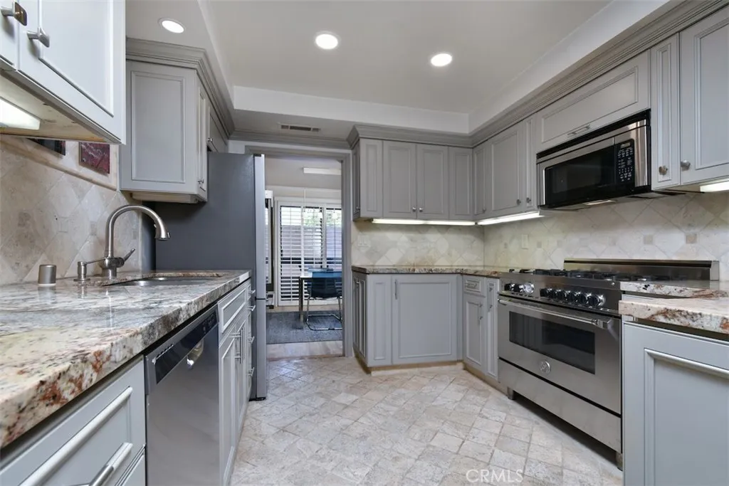 11911 Magnolia Boulevard 16, Valley Village, California 91607 home-pic-11