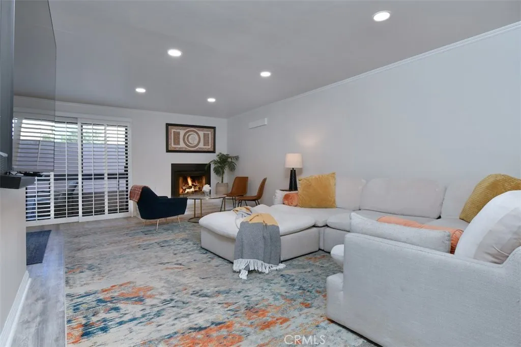 11911 Magnolia Boulevard 16, Valley Village, California 91607 home-pic-1