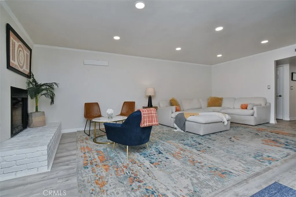 11911 Magnolia Boulevard 16, Valley Village, California 91607 home-pic-3