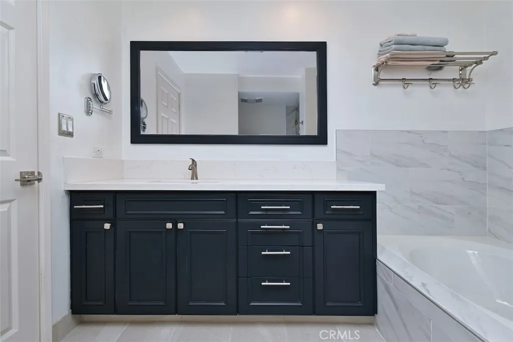 11911 Magnolia Boulevard 16, Valley Village, California 91607 home-pic-20