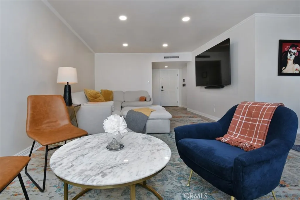 11911 Magnolia Boulevard 16, Valley Village, California 91607 home-pic-4