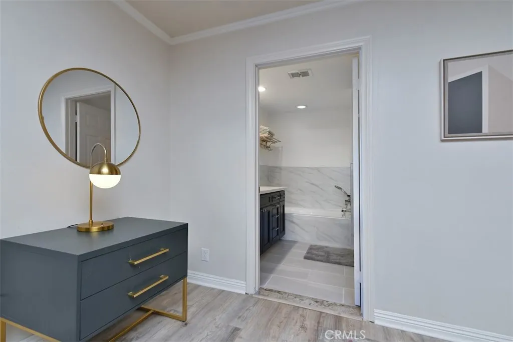 11911 Magnolia Boulevard 16, Valley Village, California 91607 home-pic-19