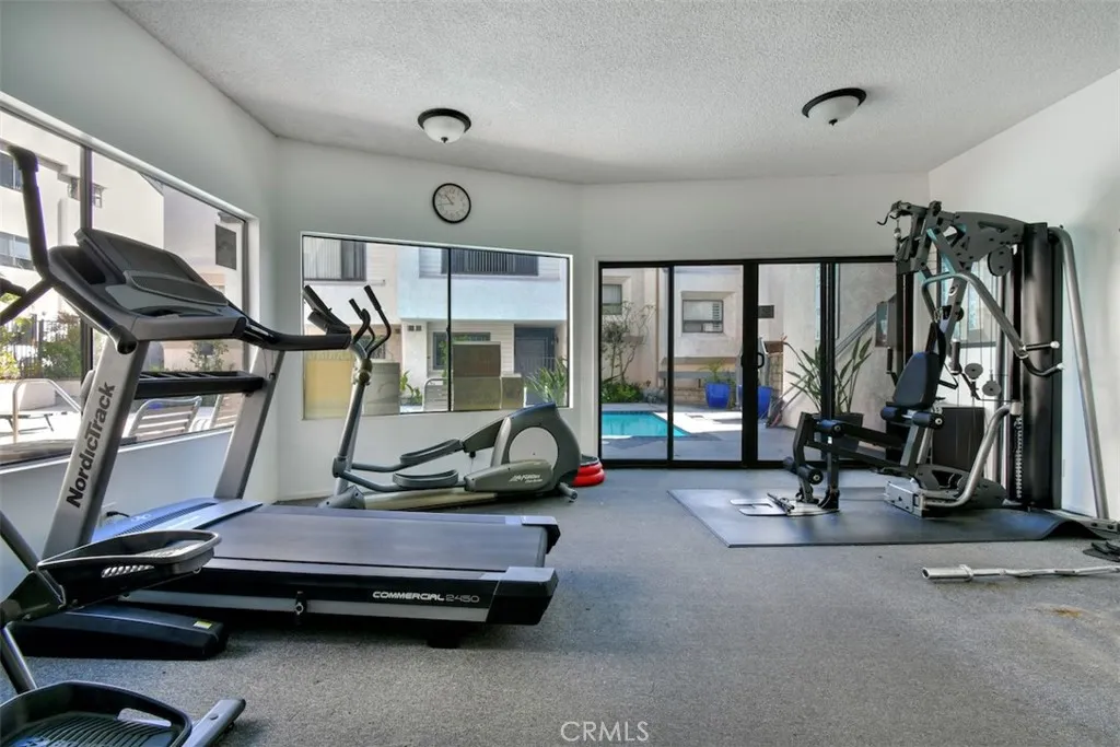 11911 Magnolia Boulevard 16, Valley Village, California 91607 home-pic-36