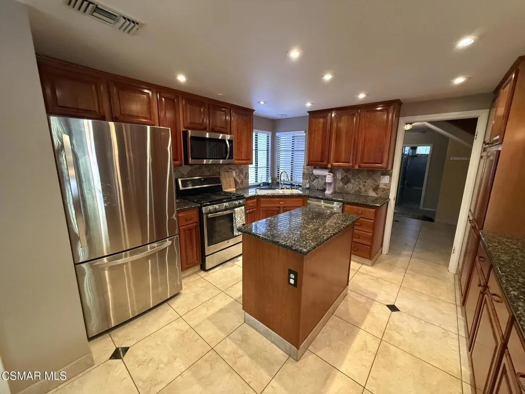 13761 Donnybrook Lane, Moorpark, California 93021 home-pic-4