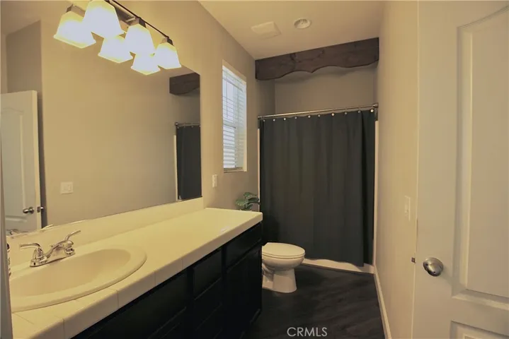 Jack and Jill bathroom serving 2 secondary bedrooms