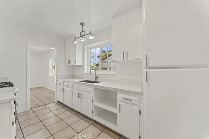 Kitchen w/ plenty of caninets & pantry
