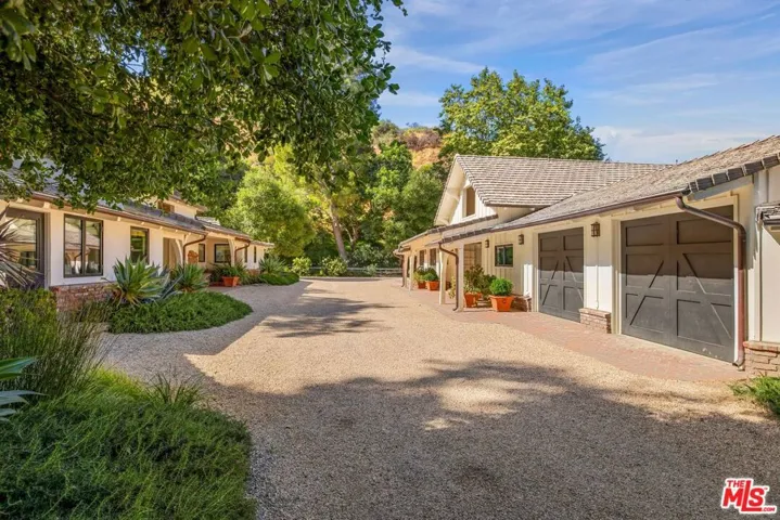 Guest Houses & Garage
