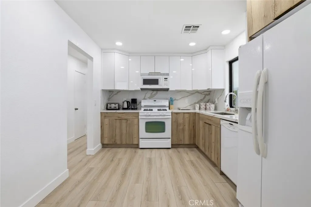 2901 E Via Escuela, Palm Springs, California 92262 home-pic-12