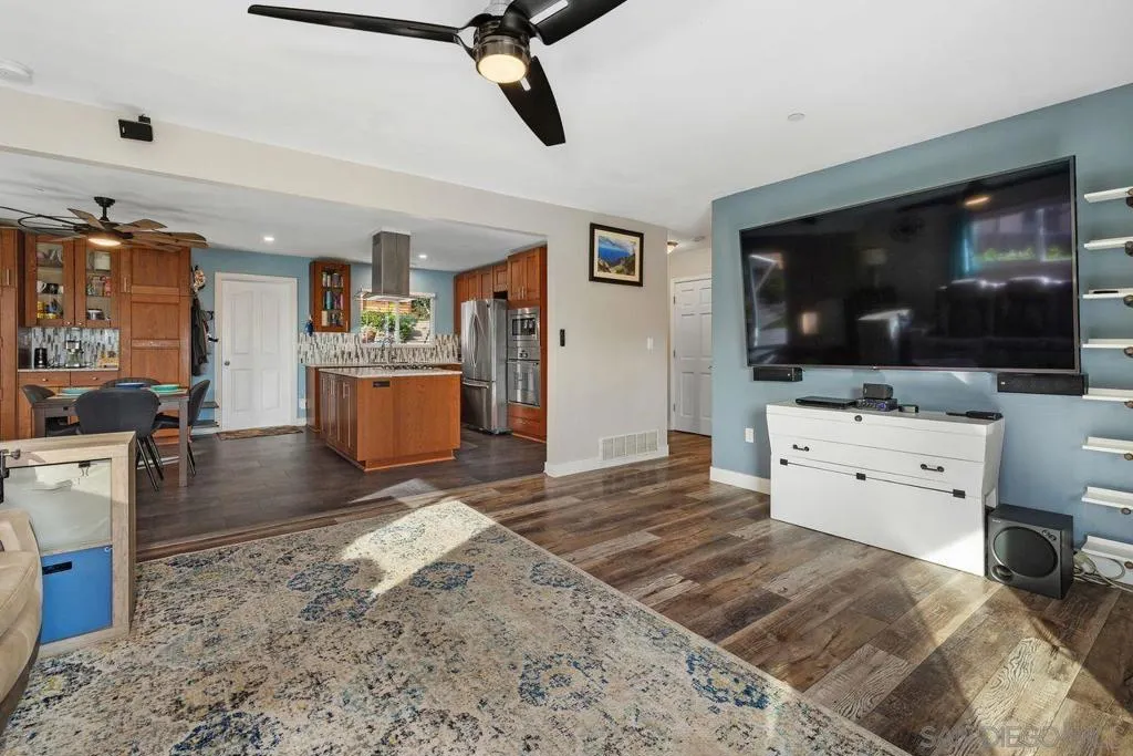 9545 Chestnut St, Spring Valley, California 91977 home-pic-8