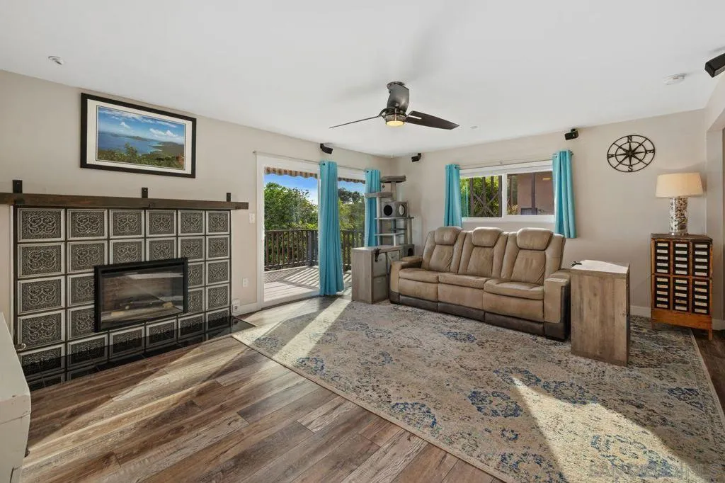 9545 Chestnut St, Spring Valley, California 91977 home-pic-5