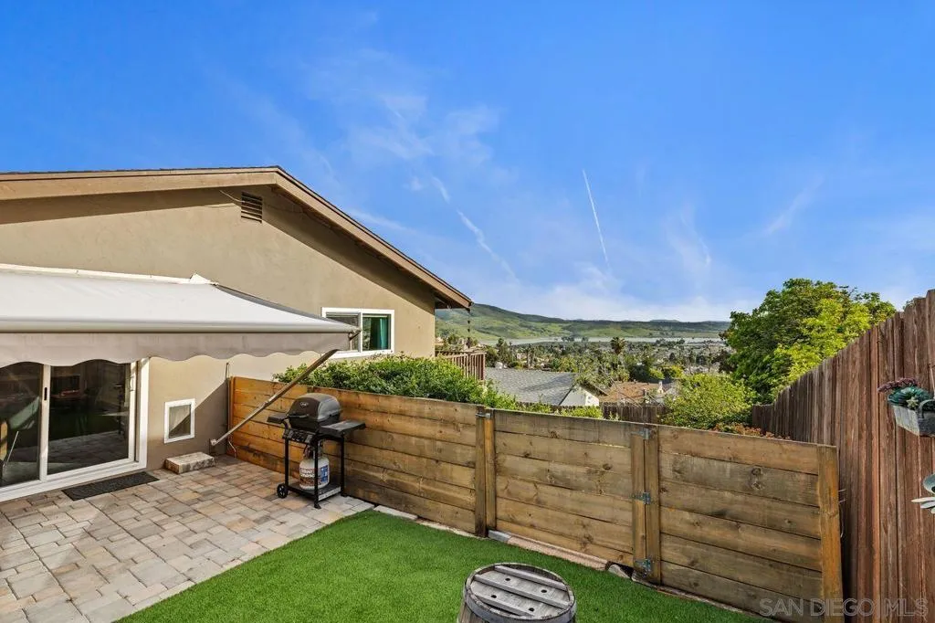 9545 Chestnut St, Spring Valley, California 91977 home-pic-12