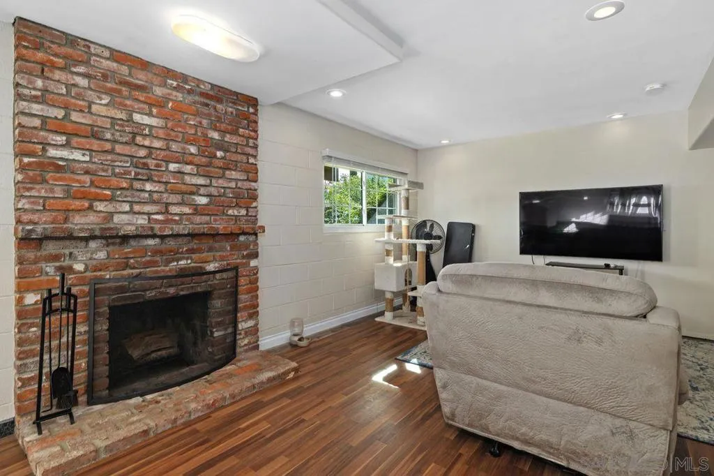 9545 Chestnut St, Spring Valley, California 91977 home-pic-23