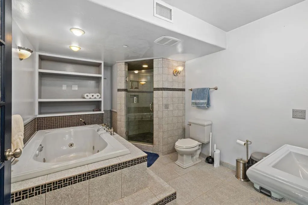 9545 Chestnut St, Spring Valley, California 91977 home-pic-26
