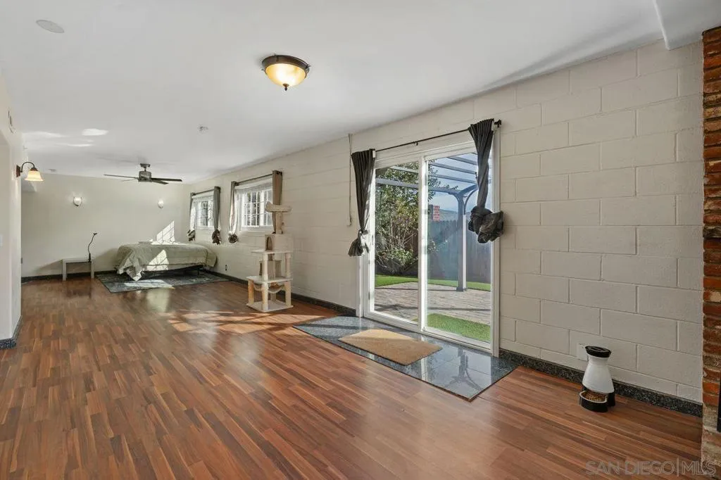 9545 Chestnut St, Spring Valley, California 91977 home-pic-22