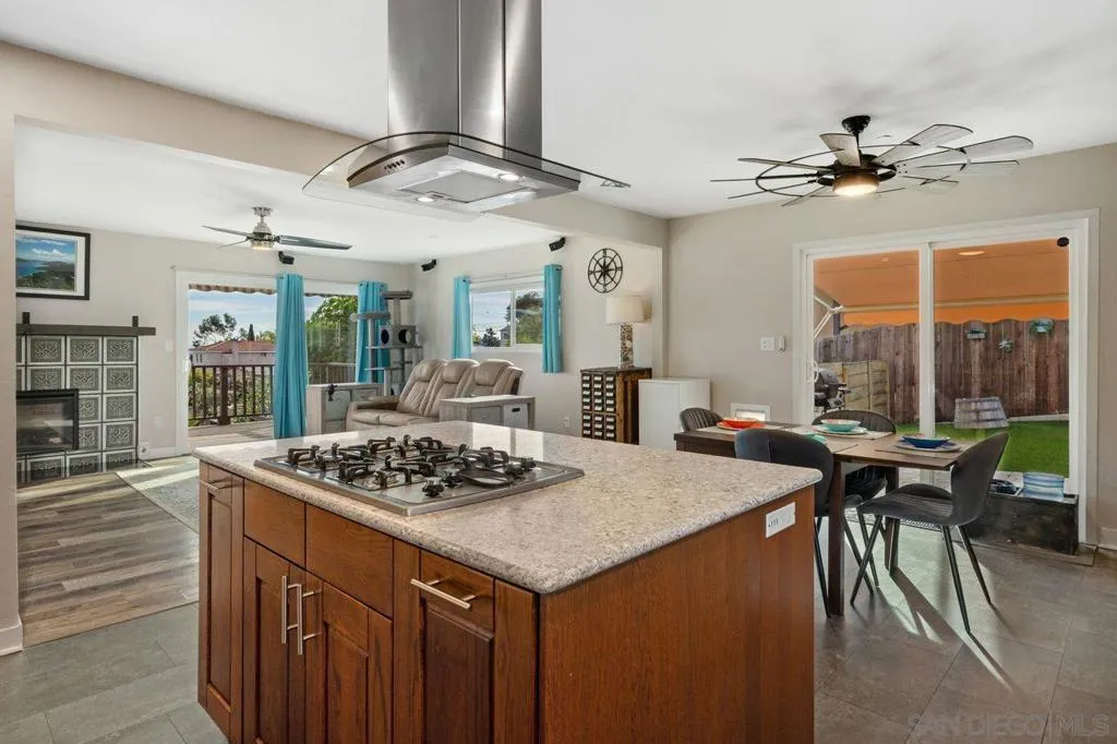 9545 Chestnut St, Spring Valley, California 91977 home-pic-10