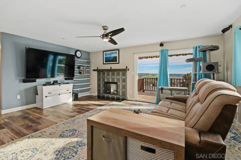 9545 Chestnut St, Spring Valley, California 91977 home-pic-6