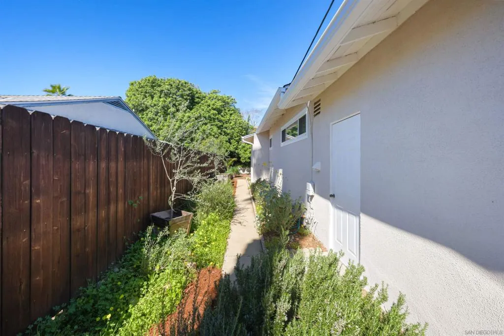 , La Mesa, California 91942 home-pic-21