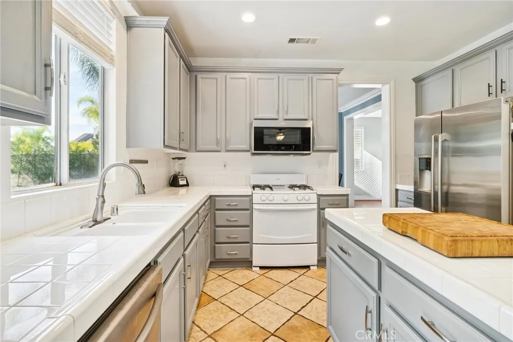 25317 Heather Vale Street, Saugus, California 91350 home-pic-8