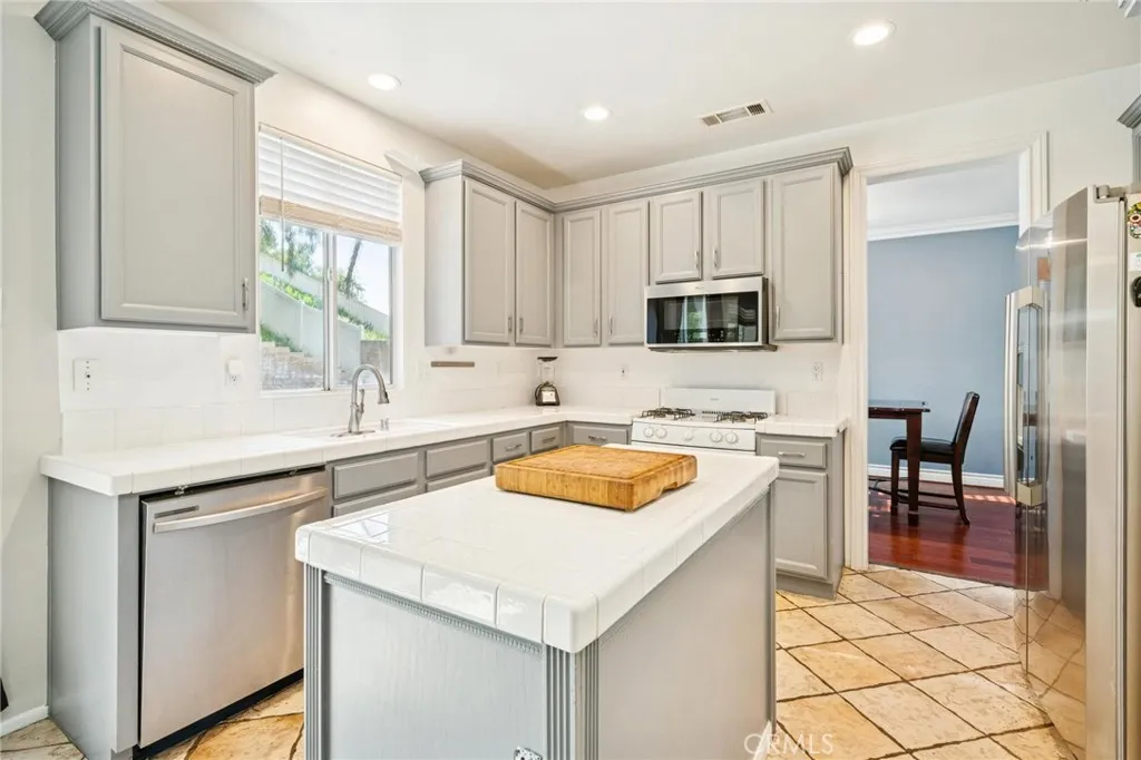 25317 Heather Vale Street, Saugus, California 91350 home-pic-9
