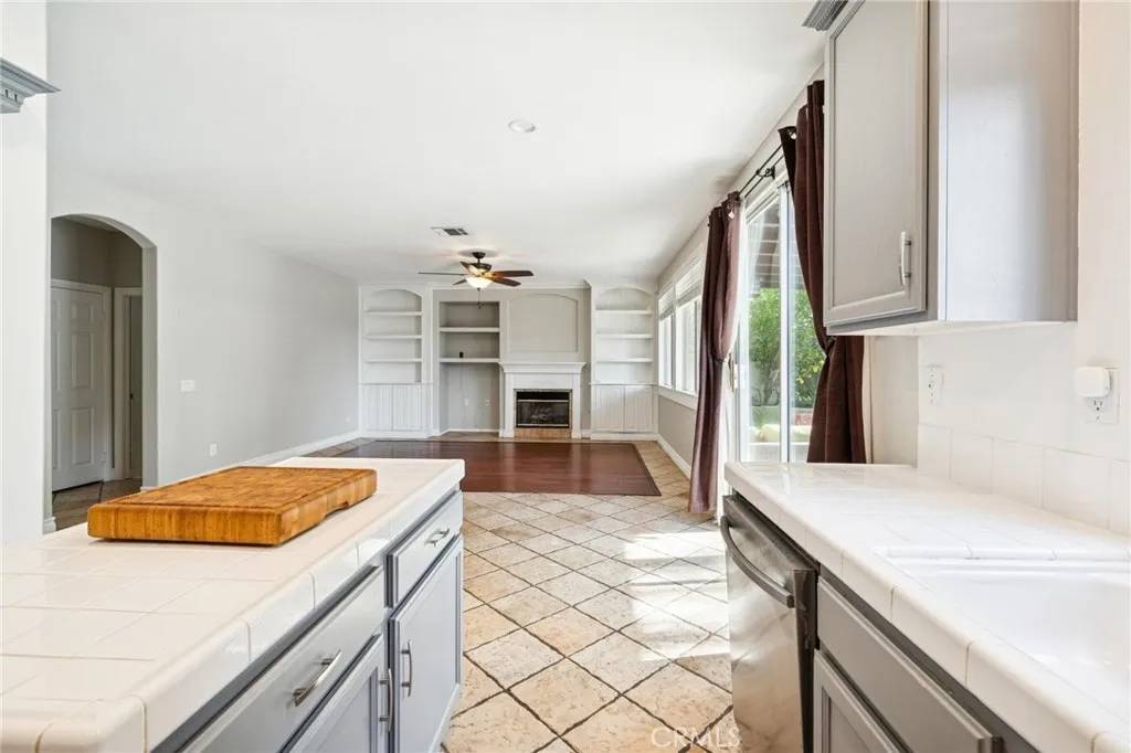 25317 Heather Vale Street, Saugus, California 91350 home-pic-12