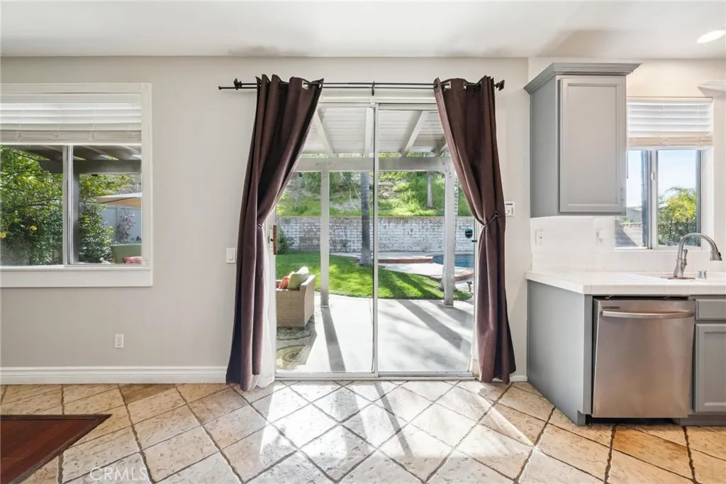 25317 Heather Vale Street, Saugus, California 91350 home-pic-11
