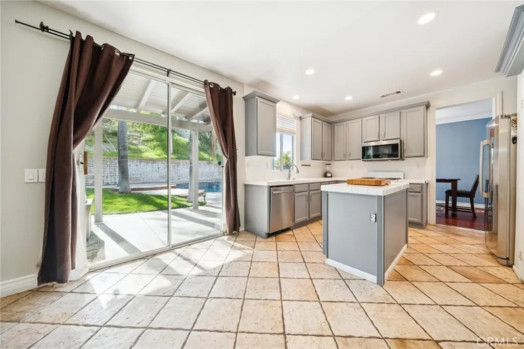 25317 Heather Vale Street, Saugus, California 91350 home-pic-10