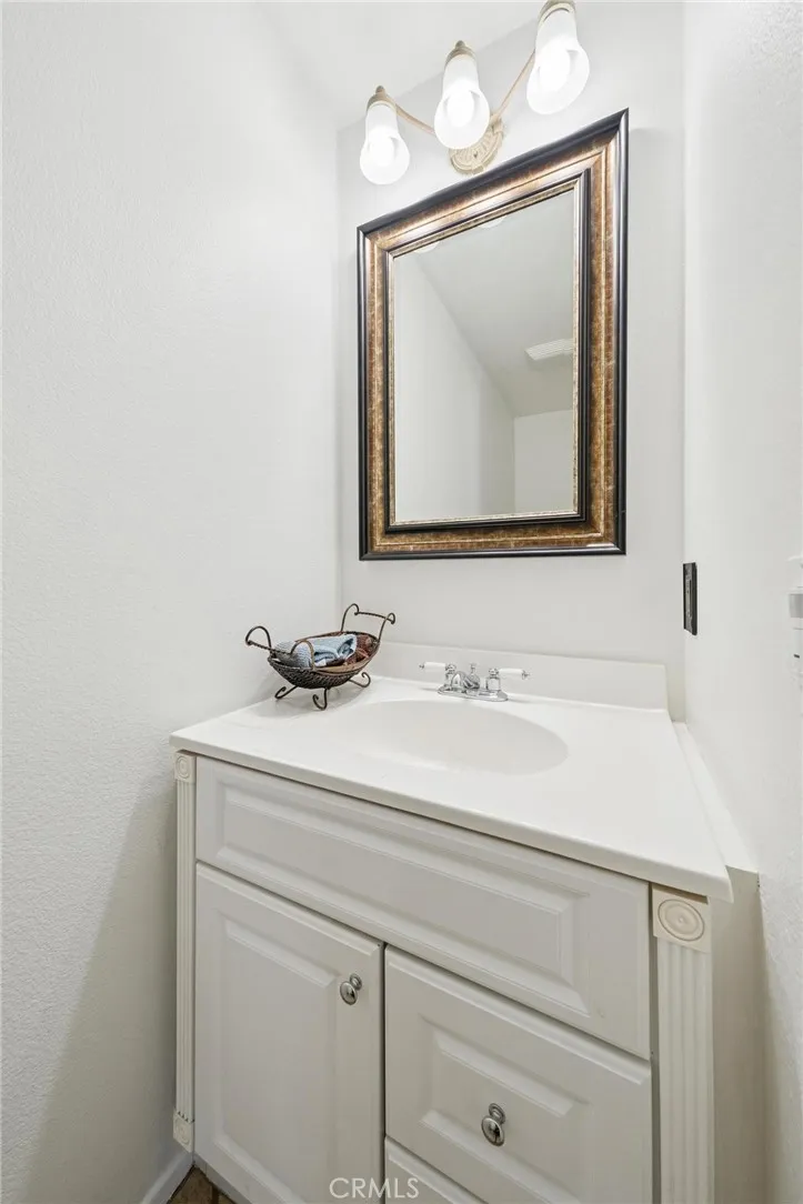 25317 Heather Vale Street, Saugus, California 91350 home-pic-17