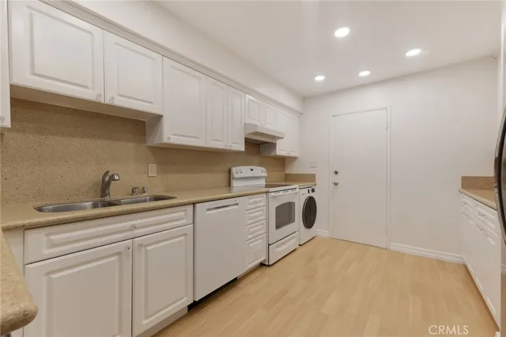 4807 Woodley Avenue 208, Encino, California 91436