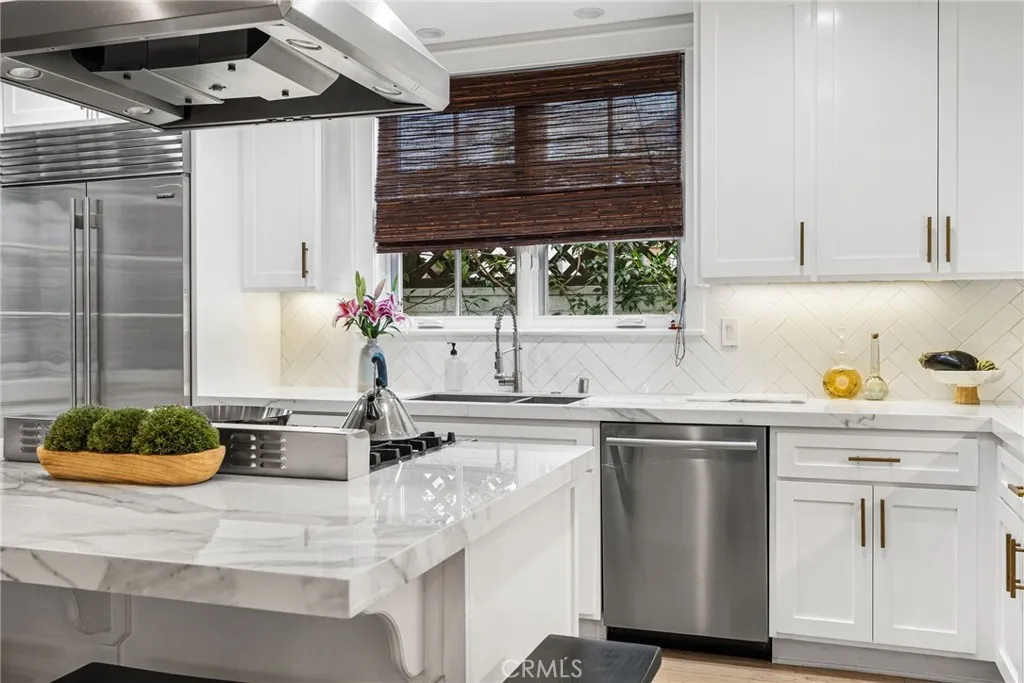 320 Heliotrope Avenue, Corona Del Mar, California 92625 home-pic-22