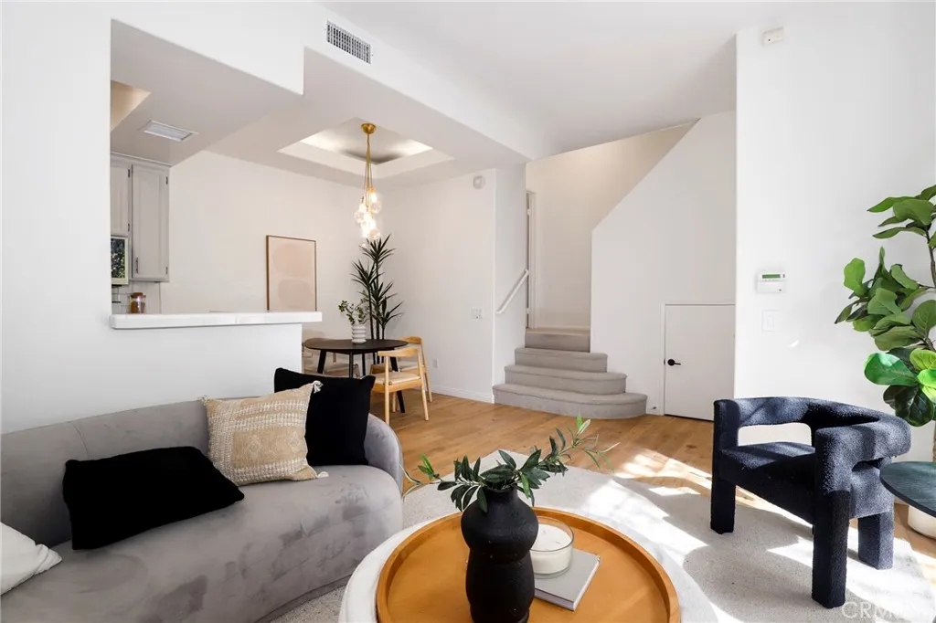 4201 Radford Avenue 3, Studio City, California 91604 home-pic-2