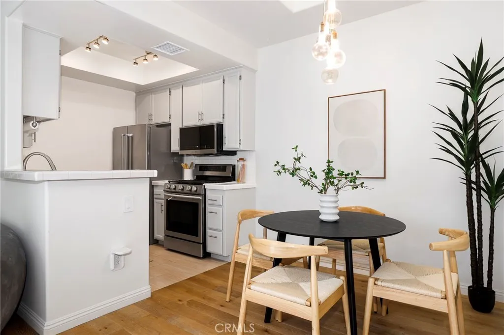 4201 Radford Avenue 3, Studio City, California 91604 home-pic-3