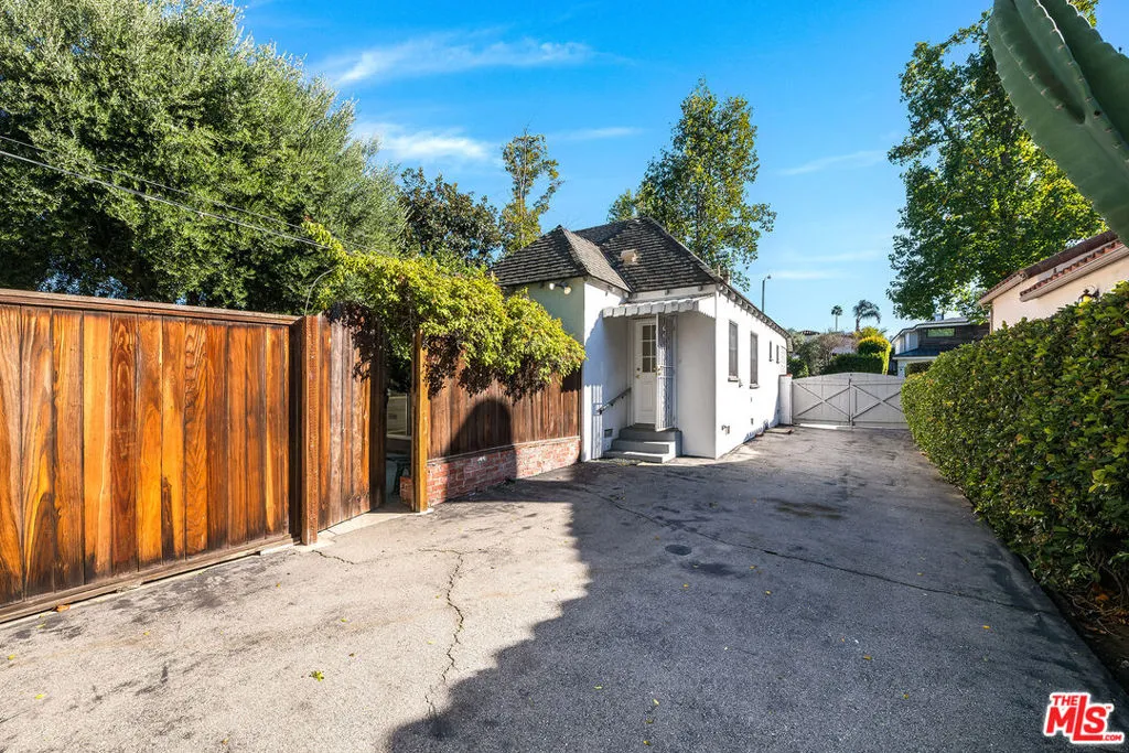 10435 Whipple Street, North Hollywood, California 91602 home-pic-22