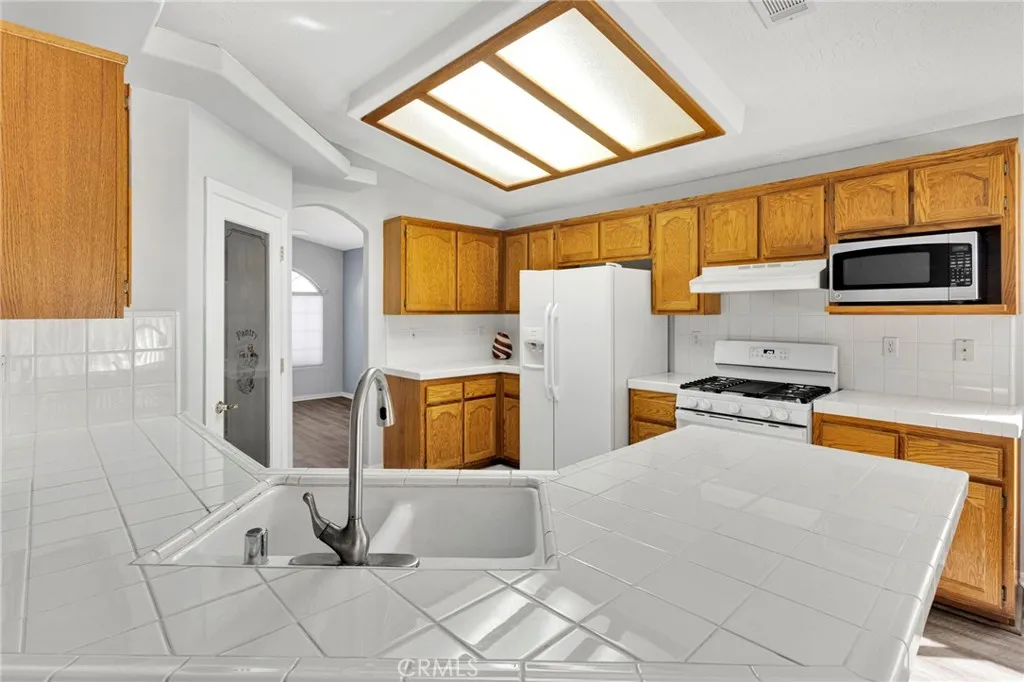 13900 Spring Valley Parkway, Victorville, California 92395 home-pic-10
