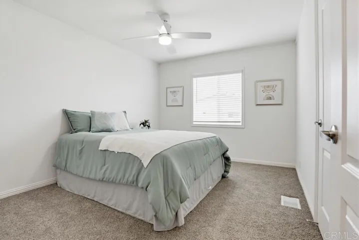 2nd bedroom with ceiling fan