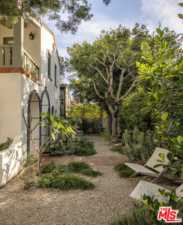1982 N Normandie Avenue, Los Angeles, California 90027 home-pic-11
