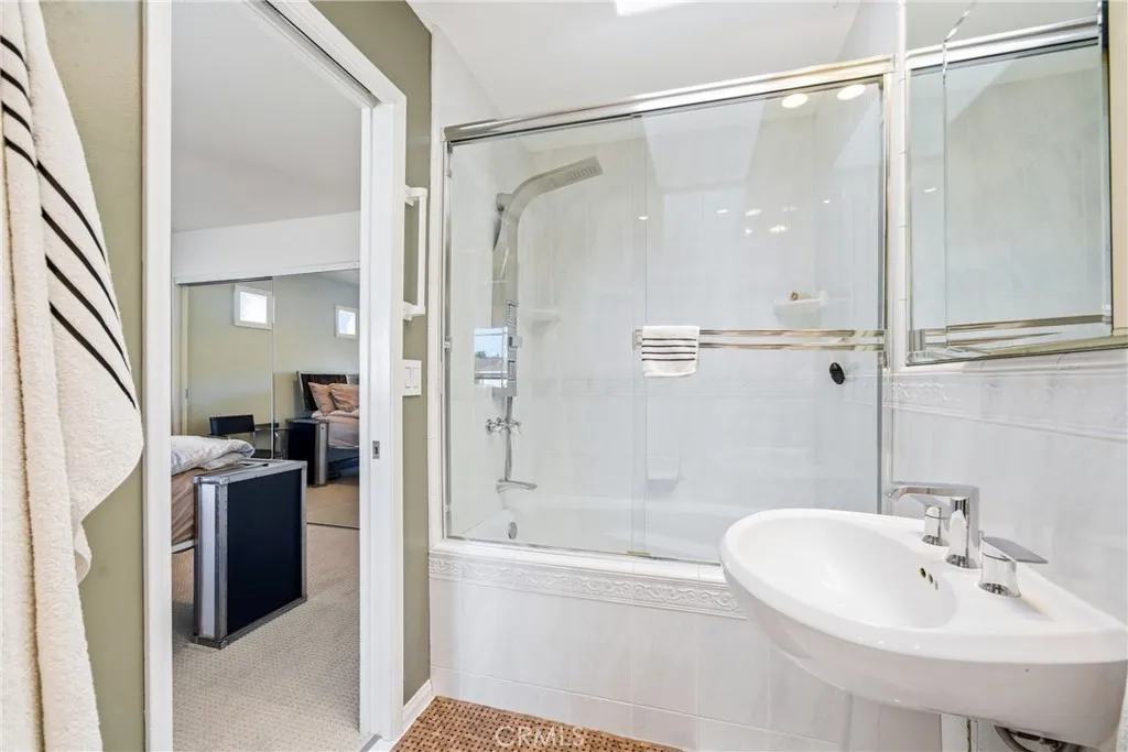 Step-in shower and tub combo, practical and comfortable.