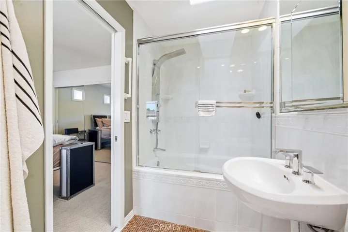Step-in shower and tub combo, practical and comfortable.