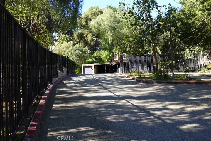 DRIVEWAY TO COMMUNITY/HIGHLAND BLVD.