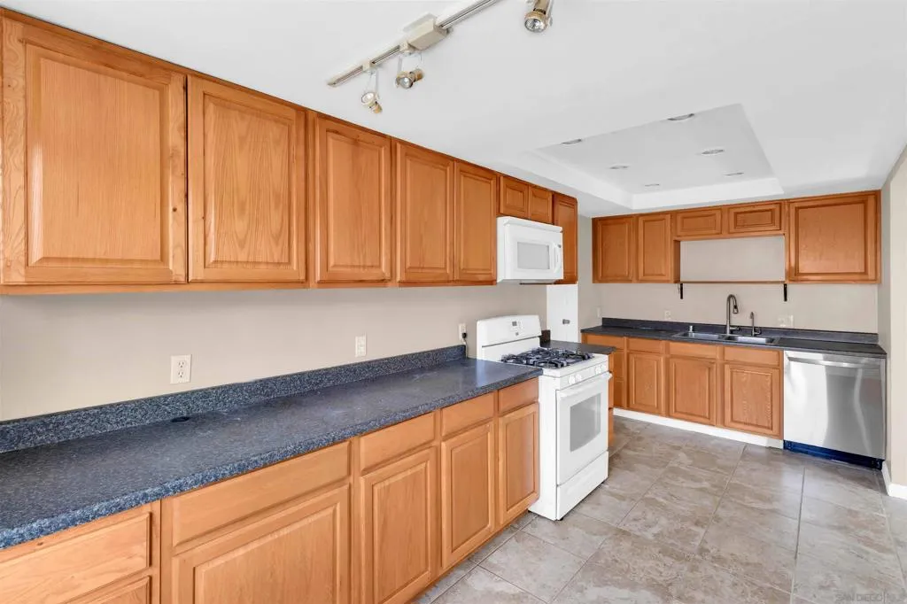 1527 Galveston St, San Diego, California 92110 home-pic-9