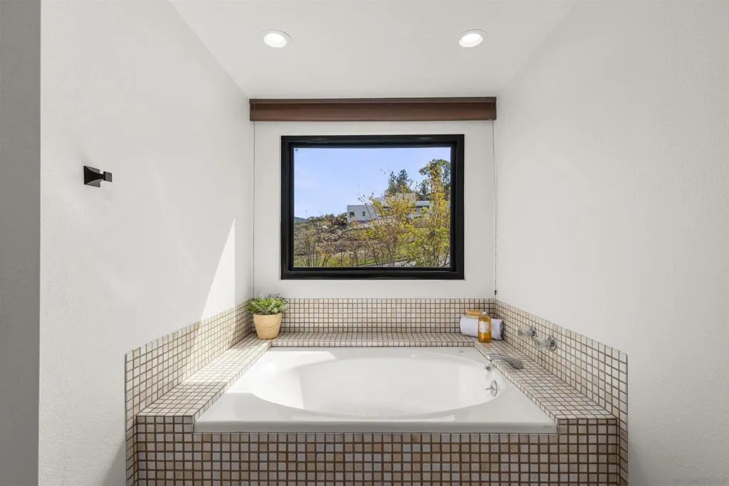 752 Singing Vista Drive, El Cajon, California 92019 home-pic-25