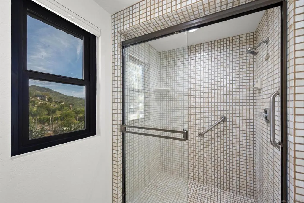 752 Singing Vista Drive, El Cajon, California 92019 home-pic-26