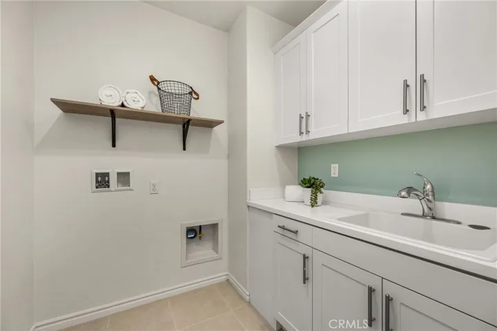 2nd level large laundry room